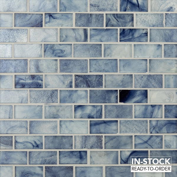 ジョルディ-・ラバンダ　L.A Pool 1x2 Mosaic Offset Glass Tile in Bermuda Blue/White – Glasstile